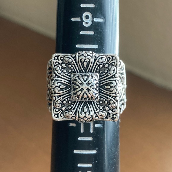 Vintage Style Embossed Floral Ring - Picture 5 of 6